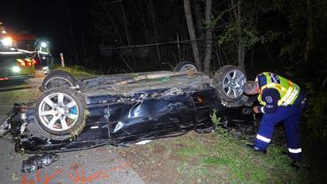 Kiskunfélegyháza, 2026. április 4.Összeroncsolódott személygépkocsi Kiskunfélegyháza közelében egy alsórendű úton 2026. április 4-én. A kocsi érintőlegesen nekiment egy villanyoszlopnak, majd "berohant" a fák közé, ahol az oldalára borult. A balesetben a hátul ülő három férfi azonnal meghalt, egy ember súlyosan, egy pedig könnyebben megsérült. Az autót vezető 27 éves kiskunfélegyházi férfival szemben - aki könnyebben sérült - felmerült az ittasság gyanúja.MTI/Donka Ferenc