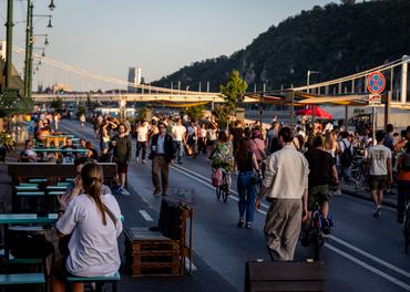Budapest, 2026. május 26.A lezárt Jane Haining rakpart Budapesten 2026. május 26-án. Az új, rugalmas forgalmi rend szerint ma estétõl lezárták a pesti alsó rakpartot az autósforgalom elõl, így minden hétköznap 18.30 és másnap 5 óra között csak gyalogosok és kerékpárosok használhatják az úttestet.MTI/Hatházi Tamás