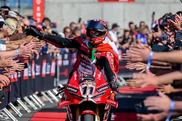 Balatonfõkajár, 2026. május 3.A gyõztes Nicolo Bulega, az Aruba.it Racing  Ducati olasz versenyzõje a gyorsaságimotoros Superbike-világbajnokság magyarországi második versenyének eredményhirdetésén a balatonfõkajári Balaton Park Circuit versenypályán 2026. május 3-án.MTI/Vasvári Tamás