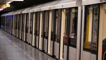 Budapest, 2025. június 6.Egy szerelvény várakozik a 2-es metró Deák Ferenc téri állomásán 2025. június 6-án. A fõpolgármester döntése értelmében ezen a napon 11.50 és 12.00 óra között a budapesti közösségi közlekedés szünetel; a Fõvárosi Önkormányzat a rövid idejû leállással a közszolgáltatások fontosságára szeretné felhívni a figyelmet - közölte a Budapesti Közlekedési Központ (BKK).MTI/Máthé Zoltán