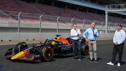 Mogyoród, 2025. június 19.Schmidt Ádám sportért felelõs államtitkár (k), Szujó Zoltán, a Magyar Nemzeti Autósport Szövetség elnöke (b) és Gyulay Zsolt, a Hungaroring Sport Zrt. elnök-vezérigazgatója (j) a Hungaroringen, a mogyoródi versenypálya felújított épületeit bemutató sajtótájékoztatón 2025. június 19-én.MTI/Máthé Zoltán