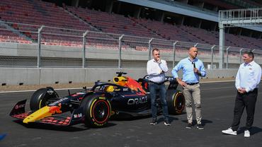 Mogyoród, 2025. június 19.Schmidt Ádám sportért felelõs államtitkár (k), Szujó Zoltán, a Magyar Nemzeti Autósport Szövetség elnöke (b) és Gyulay Zsolt, a Hungaroring Sport Zrt. elnök-vezérigazgatója (j) a Hungaroringen, a mogyoródi versenypálya felújított épületeit bemutató sajtótájékoztatón 2025. június 19-én.MTI/Máthé Zoltán