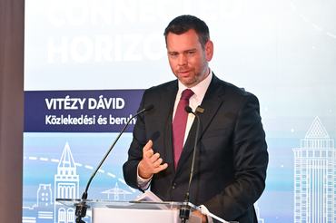 Budapest, 2026. május 22.Vitézy Dávid közlekedési és beruházási miniszter beszédet mond az American Airlines Budapest-Philadelphia járatának megnyitóján a Liszt Ferenc Nemzetközi Repülõtéren 2026. május 22-én. Hat év után ismét közlekedik közvetlen napi repülõjárat az Egyesült Államok és a magyar fõváros között.MTI/Máthé Zoltán