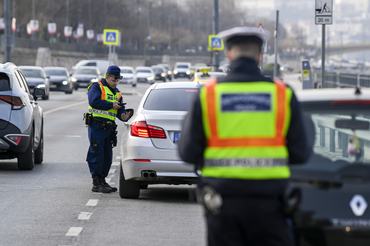 Budapest, 2026. március 11.Rendõrségi közúti ellenõrzés a fõvárosban a Carl Lutz rakparton 2026. március 11-én. A rendõrség egy héten keresztül elsõsorban a biztonsági öv, a gyermekbiztonsági rendszerek használatát, valamint a segédmotorral vagy motorkerékpárral közlekedõk bukósisak-viselését ellenõrzi Magyarország teljes területén március 9. és 15. között.MTI/Purger Tamás