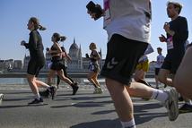 Budapest, 2026. március 22.A 41. Telekom Vivicittá futófesztivál félmaratoni versenyének mezõnye az Angelo Rotta rakparton, a háttérben az Országház épülete 2026. március 22-én.MTI/Purger Tamás