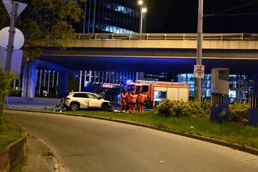 Budapest, 2026. április 11.Összeroncsolódott személygépkocsi Budapesten, a Váci út és a Róbert Károly körút keresztezõdésében 2026. április 11-én. A Göncz Árpád városközpontnál lévõ felüljárón öt autó ütközött, a balesetben az egyik jármû lezuhant a felüljáróról. A helyszínen egy ember életét vesztette, egy másik a kórházba szállítása során hunyt el, négyen megsérültek.MTI/Mihádák Zoltán