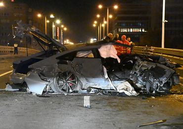 Budapest, 2026. április 11.Összeroncsolódott személygépkocsi Budapesten, a Váci út és a Róbert Károly körút keresztezõdésében lévõ felüljárón 2026. április 11-én. A Göncz Árpád városközpontnál lévõ felüljárón öt autó ütközött, a balesetben az egyik jármû lezuhant a felüljáróról. A helyszínen egy ember életét vesztette, egy másik a kórházba szállítása során hunyt el, négyen megsérültek.MTI/Mihádák Zoltán