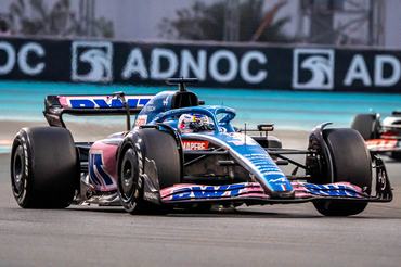 ABU DHABI, UAE - NOVEMBER 20: Fernando Alonso of Alpine competes during the F1 Grand Prix of Abu Dhabi at Yas Marina Circuit in Abu Dhabi, United Arab Emirates, November 20, 2022 (Photo by Mohamed Zarandah/Anadolu Agency via Getty Images)