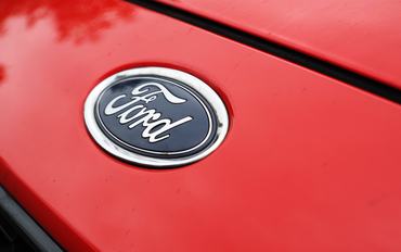 VILSHOFEN ON THE DANUBE, BAVARIA, GERMANY - 2025/09/25: A vibrant image focusing on the classic blue oval Ford logo. The emblem is mounted on a bright red car body, creating a strong color contrast. The logo is clean and clear, and the surrounding paint is smooth and shiny. The overall impression is one of crisp detail and strong visual appeal. (Photo Illustration by Igor Golovniov/SOPA Images/LightRocket via Getty Images)