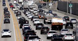 LOS ANGELES, CA - OCTOBER 1, 2025 -- Traffic heads north on I-405 as a new era in commuting begins for clean-air vehicles with new rules that kick solo drivers out of California carpool lanes and uncertainty over how it will impact commute times and traffic in Los Angeles on October 1, 2025. (Genaro Molina/Los Angeles Times)