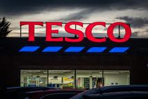 KEYNSHAM, UNITED KINGDOM - JANUARY 19: The Tesco logo is displayed outside a branch of the supermarket retailer Tesco on January 19, 2026 in Keynsham, England. The British retailer, founded in 1919, is one of the largest in the world and is the market leader of groceries in the UK. (Photo by Anna Barclay/Getty Images)