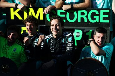 MELBOURNE, AUSTRALIA - MARCH 08: Race winner George Russell of Great Britain and Mercedes AMG Petronas F1 Team celebrates with his team during the F1 Grand Prix of Australia at Albert Park Grand Prix Circuit on March 08, 2026 in Melbourne, Australia. (Photo by Dom Gibbons - Formula 1/Formula 1 via Getty Images)