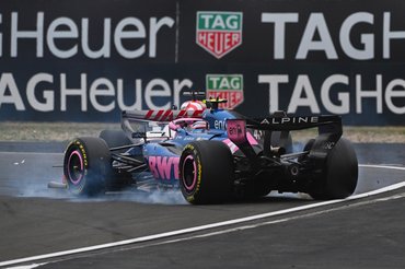 SHANGHAI, CHINA - MARCH 15: Esteban Ocon of France driving the (31) Haas F1 VF-26 Ferrari and Franco Colapinto of Argentina driving the (43) Alpine F1 A526 Mercedes spin after contact on track during the F1 Grand Prix of China at Shanghai International Circuit on March 15, 2026 in Shanghai, China. (Photo by Rudy Carezzevoli/Getty Images)