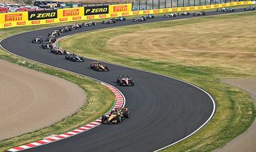 SUZUKA, JAPAN - MARCH 29:  Oscar Piastri of McLaren F1 Team leads the field at the start of the 2026 Japanese Grand Prix at Suzuka Circuit in Suzuka, Mie Prefecture, Japan, on March 29, 2026. (Photo by Artur Widak/NurPhoto via Getty Images)