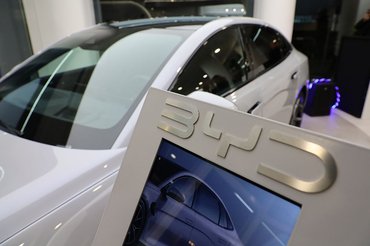 BARI, ITALY - MARCH 27: The BYD logo placed on the cars  at the new dealership  on March 27, 2026 in Bari, Italy. BYD continues to grow in 2026: in January, it registered 3,553 vehicles in Italy, gaining a 2.5% share and strengthening its presence in the New Energy Vehicle market. This result is accompanied by approxim at the new dealershipely 8,000 orders for the  at the new dealershipTO 2 DM-i and significant expansion in Europe as well. This trend confirms Italians' growing interest in the brand's electric and plug-in hybrid vehicles. (Photo by Don at the new dealershipo Fasano/Getty Images)