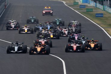 SUZUKA, JAPAN - MARCH 29: Oscar Piastri of Australia driving the (81) McLaren MCL40 Mercedes leads the field away at the start during the F1 Grand Prix of Japan at Suzuka Circuit on March 29, 2026 in Suzuka, Japan. (Photo by Mark Thompson/Getty Images)