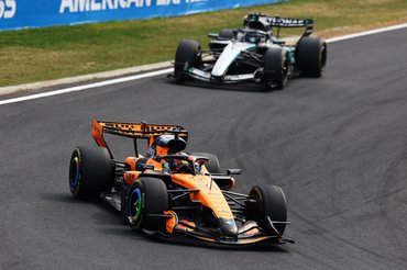 SUZUKA, JAPAN - MARCH 29: Oscar Piastri of Australia driving the (81) McLaren MCL40 Mercedes on track during the F1 Grand Prix of Japan at Suzuka Circuit on March 29, 2026 in Suzuka, Japan. (Photo by Clive Mason/Getty Images)