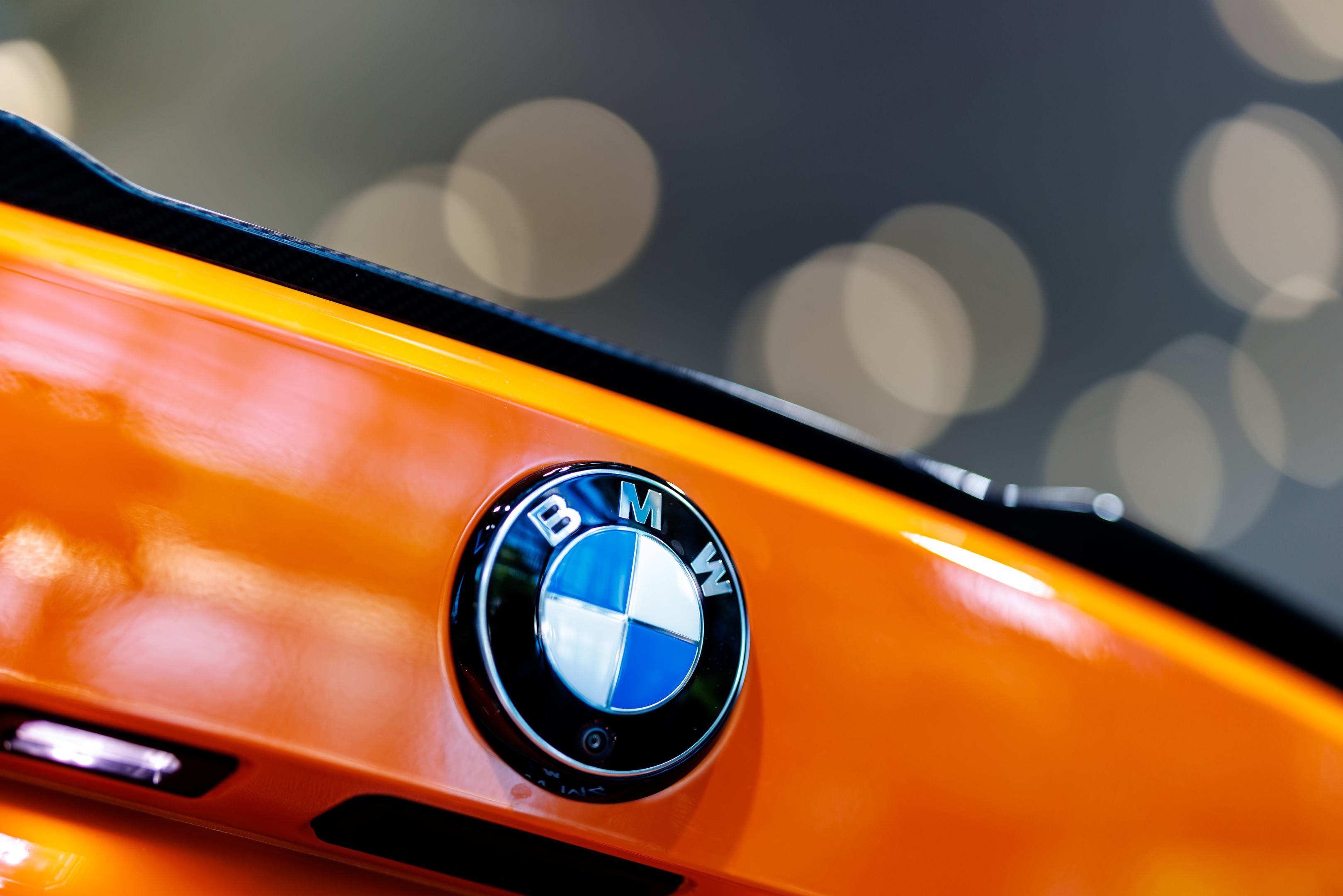 Hány embert lehet bezsúfolni egy BMW-be?