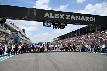 MIAMI, FLORIDA - MAY 02: The drivers and team personnel stand on the grid in tribute to the late Alex Zanardi during the Sprint ahead of the F1 Grand Prix of Miami at Miami International Autodrome on May 02, 2026 in Miami, Florida. (Photo by Mark Sutton - Formula 1/Formula 1 via Getty Images)