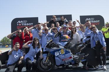 BARCELONA, SPAIN - MAY 16: Alex Marquez of Spain and Gresini Racing MotoGP celebrates the victory with team on the podium at the end of the Tissot Sprint race during the Sprint/qualifying ahead of the MotoGP of  Catalonia at Circuit de Barcelona-Catalunya on May 16, 2026 in Barcelona, Spain. (Photo by Mirco Lazzari gp/Getty Images)