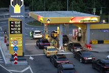 MOSCOW, RUSSIA - JUNE 27 : Cars queue at a gas station operated by Rosneft, a state-controlled Russian oil company, on June 27, 2026, in Moscow, Russia. Russia has been experiencing a fuel crisis since mid-June, caused by increased Ukrainian drone attacks on oil refineries. (Photo by Contributor/Getty Images)