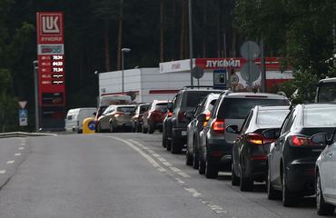 NAKHABINO, RUSSIA - JULY 8: Cars stand in line for gasoline at a Lukoil gas station on July 8, 2026 in Nakhabino outside of Moscow, Russia. Russian cities are experiencing a shortage of automobile fuel caused by numerous Ukrainian drone attacks on oil refineries. (Photo by Contributor/Getty Images)