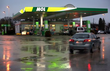 HUNGARY - NOVEMBER 21:  Motorists fill their vehicles at a Mol Nyrt. gas station in Ortaharza, Hungary, on Friday, Nov. 21, 2008. Mol Nyrt., Hungary's largest oil refiner, reported a third consecutive quarterly loss on the weaker forint and as the recession cut demand for energy.  (Photo by Balint Porneczi/Bloomberg via Getty Images)