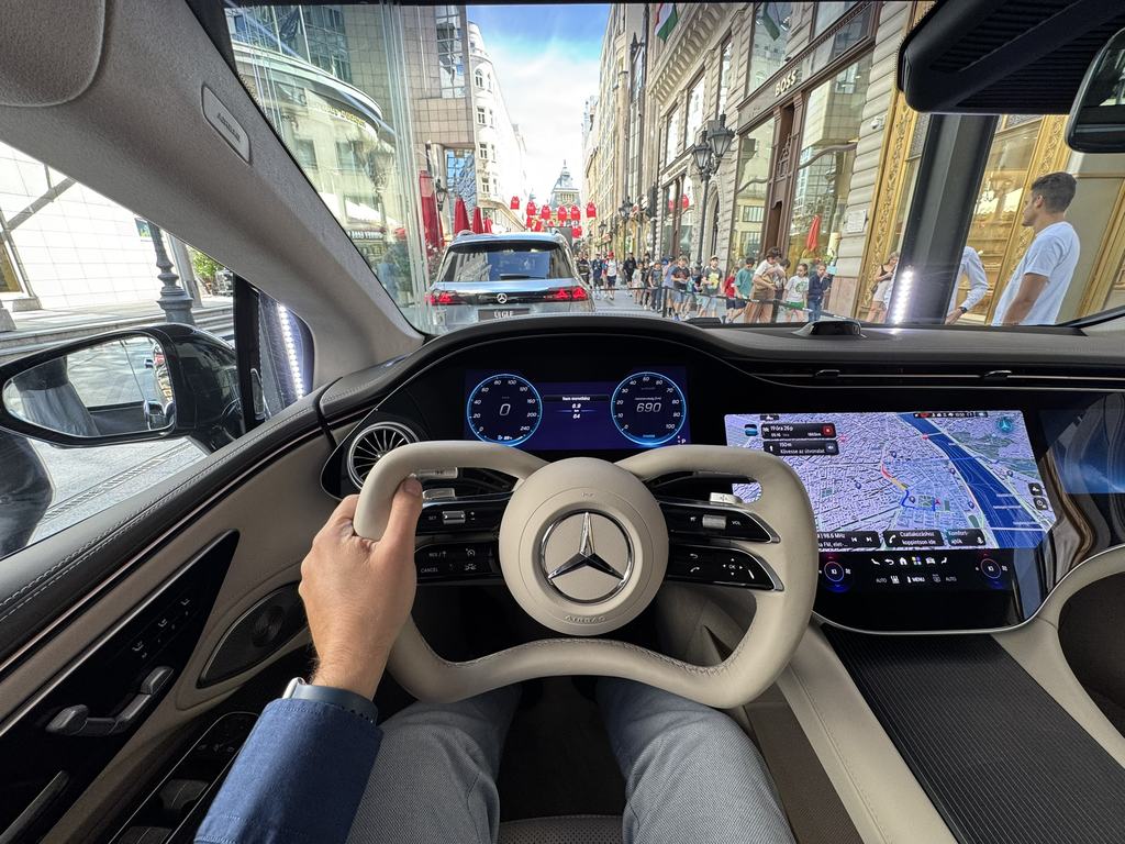 Párhuzamos valóságokkal jár a vevők kedvében a Mercedes