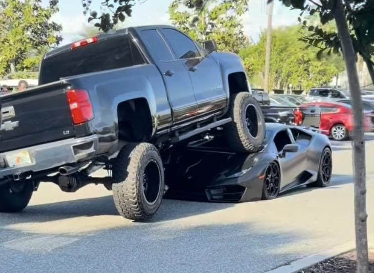 Videó: Véletlenül egy Lambóra parkolt egy hölgy Floridában