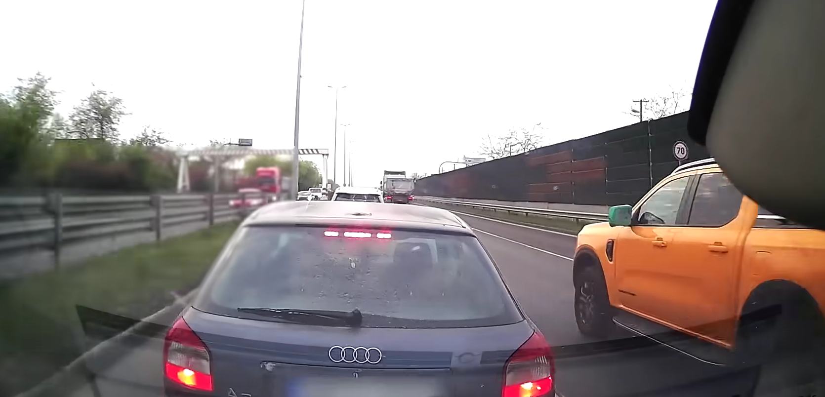 Büntetőfékezett az audis, összekoccant a vétlen féllel, majd elhajtott