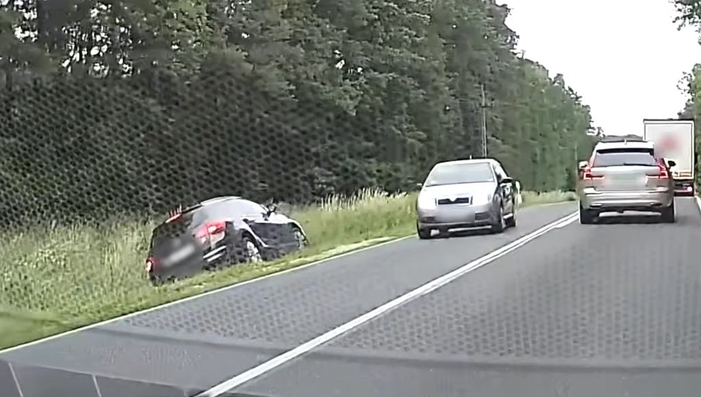 Akkora előzést koordinált le, hogy az árokban kötött ki – videó