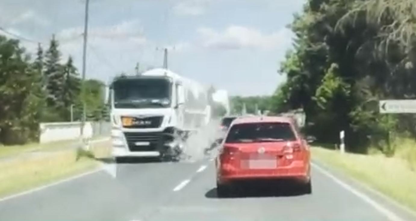 Érthetetlenül sodródó autó ütközött veszélyes anyagot szállító kamionnal