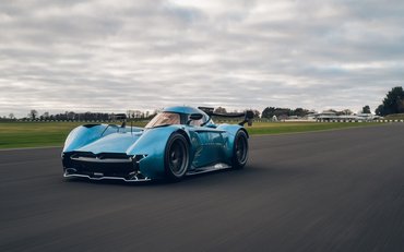 McMurtry_Speirling_PURE_VP1_at_Castle_Combe_with_Pitlane_in_background