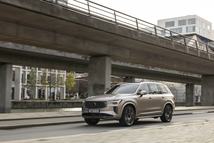 New_Volvo_XC90_T8_-_dynamic
