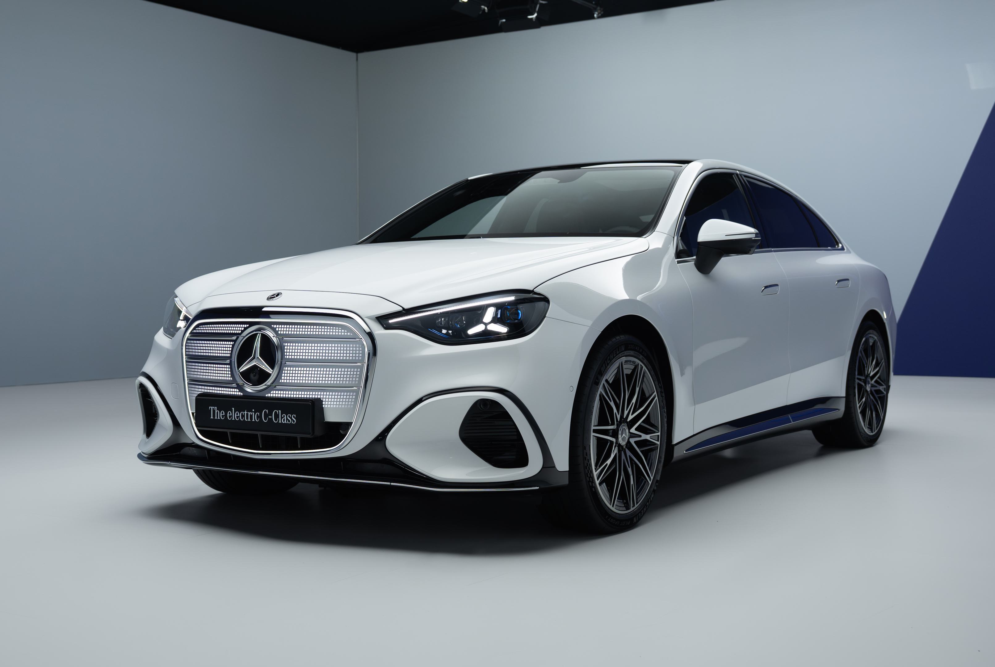 Itt a vadiúj, elektromos Mercedes C-osztály, és nagyon furcsa
