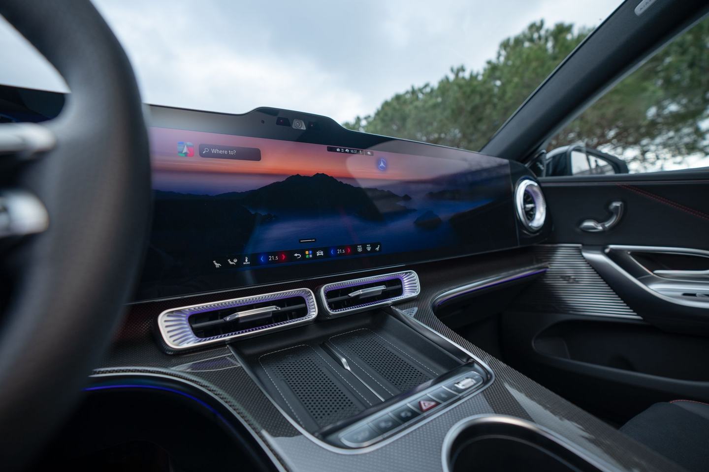 Der neue Mercedes-Benz C 400 4MATIC elektrisch. Energieverbrauch kombiniert: 18,6-14,2 kWh/100 km | CO₂-Emissionen kombiniert: 0 g/km | CO₂-Klasse: A [1] Exterieur: AMG Line Plus; lavender silver  [1] Die Angaben sind vorläufig. Es liegen bislang weder bestätigte Werte von einer amtlich anerkannten Prüforganisation noch eine EG-Typgenehmigung noch eine Konformitätsbescheinigung mit amtlichen Werten vor. Abweichungen zwischen den Angaben und den amtlichen Werten sind möglich. //The all-new Mercedes-Benz C 400 4MATIC electric. Energy consumption combined: 18,6-14,2 kWh/100 km | CO₂ emissions combined: 0 g/km | CO₂ class: A [1] Exterior: AMG Line Plus; lavender silver [1] The information is provisional. Neither confirmed values from an officially recognised testing organisation nor an EC type approval nor a certificate of conformity with official values are available to date. Deviations between the data and the official values are possible.