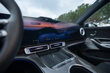 Der neue Mercedes-Benz C 400 4MATIC elektrisch. Energieverbrauch kombiniert: 18,6-14,2 kWh/100 km | CO₂-Emissionen kombiniert: 0 g/km | CO₂-Klasse: A [1] Exterieur: AMG Line Plus; lavender silver  [1] Die Angaben sind vorläufig. Es liegen bislang weder bestätigte Werte von einer amtlich anerkannten Prüforganisation noch eine EG-Typgenehmigung noch eine Konformitätsbescheinigung mit amtlichen Werten vor. Abweichungen zwischen den Angaben und den amtlichen Werten sind möglich. //The all-new Mercedes-Benz C 400 4MATIC electric. Energy consumption combined: 18,6-14,2 kWh/100 km | CO₂ emissions combined: 0 g/km | CO₂ class: A [1] Exterior: AMG Line Plus; lavender silver [1] The information is provisional. Neither confirmed values from an officially recognised testing organisation nor an EC type approval nor a certificate of conformity with official values are available to date. Deviations between the data and the official values are possible.