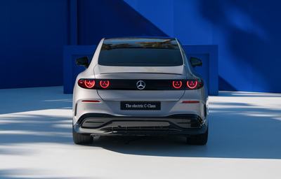 Der neue Mercedes-Benz C 400 4MATIC elektrisch.
 
Energieverbrauch kombiniert: 18,6-14,2 kWh/100 km | CO₂-Emissionen kombiniert: 0 g/km | CO₂-Klasse: A [1]
 
Exterieur: AMG Line Plus; lavender silver
 
 
[1] Die Angaben sind vorläufig. Es liegen bislang weder bestätigte Werte von einer amtlich anerkannten Prüforganisation noch eine EG-Typgenehmigung noch eine Konformitätsbescheinigung mit amtlichen Werten vor. Abweichungen zwischen den Angaben und den amtlichen Werten sind möglich.
 
//
The all-new Mercedes-Benz C 400 4MATIC electric.
 
Energy consumption combined: 18,6-14,2 kWh/100 km | CO₂ emissions combined: 0 g/km | CO₂ class: A [1]
 
Exterior: AMG Line Plus; lavender silver
 
[1] The information is provisional. Neither confirmed values from an officially recognised testing organisation nor an EC type approval nor a certificate of conformity with official values are available to date. Deviations between the data and the official values are possible.