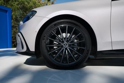 Der neue Mercedes-Benz C 400 4MATIC elektrisch. Energieverbrauch kombiniert: 18,6-14,2 kWh/100 km | CO₂-Emissionen kombiniert: 0 g/km | CO₂-Klasse: A [1] Exterieur: AMG Line Plus; lavender silver  [1] Die Angaben sind vorläufig. Es liegen bislang weder bestätigte Werte von einer amtlich anerkannten Prüforganisation noch eine EG-Typgenehmigung noch eine Konformitätsbescheinigung mit amtlichen Werten vor. Abweichungen zwischen den Angaben und den amtlichen Werten sind möglich. //The all-new Mercedes-Benz C 400 4MATIC electric. Energy consumption combined: 18,6-14,2 kWh/100 km | CO₂ emissions combined: 0 g/km | CO₂ class: A [1] Exterior: AMG Line Plus; lavender silver [1] The information is provisional. Neither confirmed values from an officially recognised testing organisation nor an EC type approval nor a certificate of conformity with official values are available to date. Deviations between the data and the official values are possible.