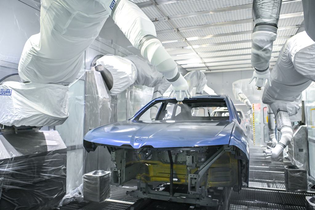 Vadvirágos rétek és bárányok között készülnek a debreceni BMW-k