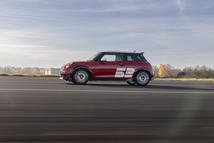P90625046_highRes_mini-jcw-1965-victor.jpg