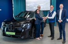P90633366_highRes_bmw-ix3-handover-in-