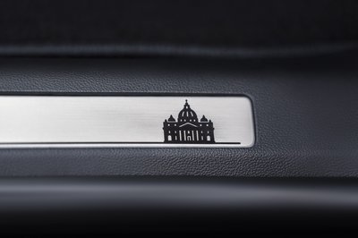 And engravings of the Chicago skyline and St. Peter’s Basilica adorn the scuff plates, representing Leo XIV’s journey to the Vatican.