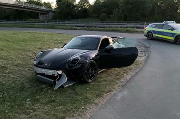 Beschädigter Porsche (Bildquelle: Polizeipräsidium Südosthessen)