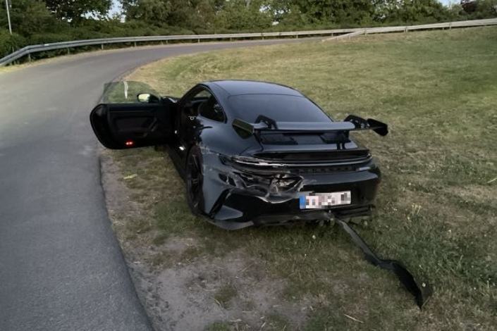 Beschädigter Porsche (Bildquelle: Polizeipräsidium Südosthessen)
