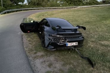 Beschädigter Porsche (Bildquelle: Polizeipräsidium Südosthessen)