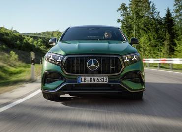 Das neue Mercedes-AMG GLE 63 S 4MATIC+ Coupé, 2026.

Mercedes-AMG GLE 63 S 4MATIC+ Coupé | Energieverbrauch kombiniert 13,4-13,1 l/100 km | CO2 Emissionen kombiniert 303-297 g/km | CO2 Klasse: G1

[1] Die Angaben sind vorläufig. Es liegen bislang weder bestätigte Werte von einer amtlich anerkannten Prüforganisation noch eine EG-Typgenehmigung noch eine Konformitätsbescheinigung mit amtlichen Werten vor. Abweichungen zwischen den Angaben und den amtlichen Werten sind möglich. 

The new Mercedes-AMG GLE 63 S 4MATIC+ Coupé, 2026.

Mercedes‑AMG GLE 63 S 4MATIC+ Coupé | Energy consumption combined 13.4-13.1 l/100 km | CO2 emissions combined 303-297 g/km | CO2 class: G1

[1] The figures are preliminary. No confirmed values from an officially recognized testing organization, EC type approval, or certificate of conformity with official values are available at this time. Deviations between the figures and the official values are possible.