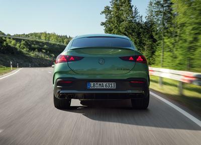 Das neue Mercedes-AMG GLE 63 S 4MATIC+ Coupé, 2026.

Mercedes-AMG GLE 63 S 4MATIC+ Coupé | Energieverbrauch kombiniert 13,4-13,1 l/100 km | CO2 Emissionen kombiniert 303-297 g/km | CO2 Klasse: G1

[1] Die Angaben sind vorläufig. Es liegen bislang weder bestätigte Werte von einer amtlich anerkannten Prüforganisation noch eine EG-Typgenehmigung noch eine Konformitätsbescheinigung mit amtlichen Werten vor. Abweichungen zwischen den Angaben und den amtlichen Werten sind möglich. 

The new Mercedes-AMG GLE 63 S 4MATIC+ Coupé, 2026.

Mercedes‑AMG GLE 63 S 4MATIC+ Coupé | Energy consumption combined 13.4-13.1 l/100 km | CO2 emissions combined 303-297 g/km | CO2 class: G1

[1] The figures are preliminary. No confirmed values from an officially recognized testing organization, EC type approval, or certificate of conformity with official values are available at this time. Deviations between the figures and the official values are possible.