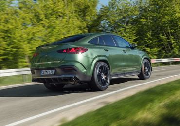 Das neue Mercedes-AMG GLE 63 S 4MATIC+ Coupé, 2026.

Mercedes-AMG GLE 63 S 4MATIC+ Coupé | Energieverbrauch kombiniert 13,4-13,1 l/100 km | CO2 Emissionen kombiniert 303-297 g/km | CO2 Klasse: G1

[1] Die Angaben sind vorläufig. Es liegen bislang weder bestätigte Werte von einer amtlich anerkannten Prüforganisation noch eine EG-Typgenehmigung noch eine Konformitätsbescheinigung mit amtlichen Werten vor. Abweichungen zwischen den Angaben und den amtlichen Werten sind möglich. 

The new Mercedes-AMG GLE 63 S 4MATIC+ Coupé, 2026.

Mercedes‑AMG GLE 63 S 4MATIC+ Coupé | Energy consumption combined 13.4-13.1 l/100 km | CO2 emissions combined 303-297 g/km | CO2 class: G1

[1] The figures are preliminary. No confirmed values from an officially recognized testing organization, EC type approval, or certificate of conformity with official values are available at this time. Deviations between the figures and the official values are possible.