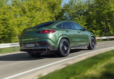 Das neue Mercedes-AMG GLE 63 S 4MATIC+ Coupé, 2026.

Mercedes-AMG GLE 63 S 4MATIC+ Coupé | Energieverbrauch kombiniert 13,4-13,1 l/100 km | CO2 Emissionen kombiniert 303-297 g/km | CO2 Klasse: G1

[1] Die Angaben sind vorläufig. Es liegen bislang weder bestätigte Werte von einer amtlich anerkannten Prüforganisation noch eine EG-Typgenehmigung noch eine Konformitätsbescheinigung mit amtlichen Werten vor. Abweichungen zwischen den Angaben und den amtlichen Werten sind möglich. 

The new Mercedes-AMG GLE 63 S 4MATIC+ Coupé, 2026.

Mercedes‑AMG GLE 63 S 4MATIC+ Coupé | Energy consumption combined 13.4-13.1 l/100 km | CO2 emissions combined 303-297 g/km | CO2 class: G1

[1] The figures are preliminary. No confirmed values from an officially recognized testing organization, EC type approval, or certificate of conformity with official values are available at this time. Deviations between the figures and the official values are possible.